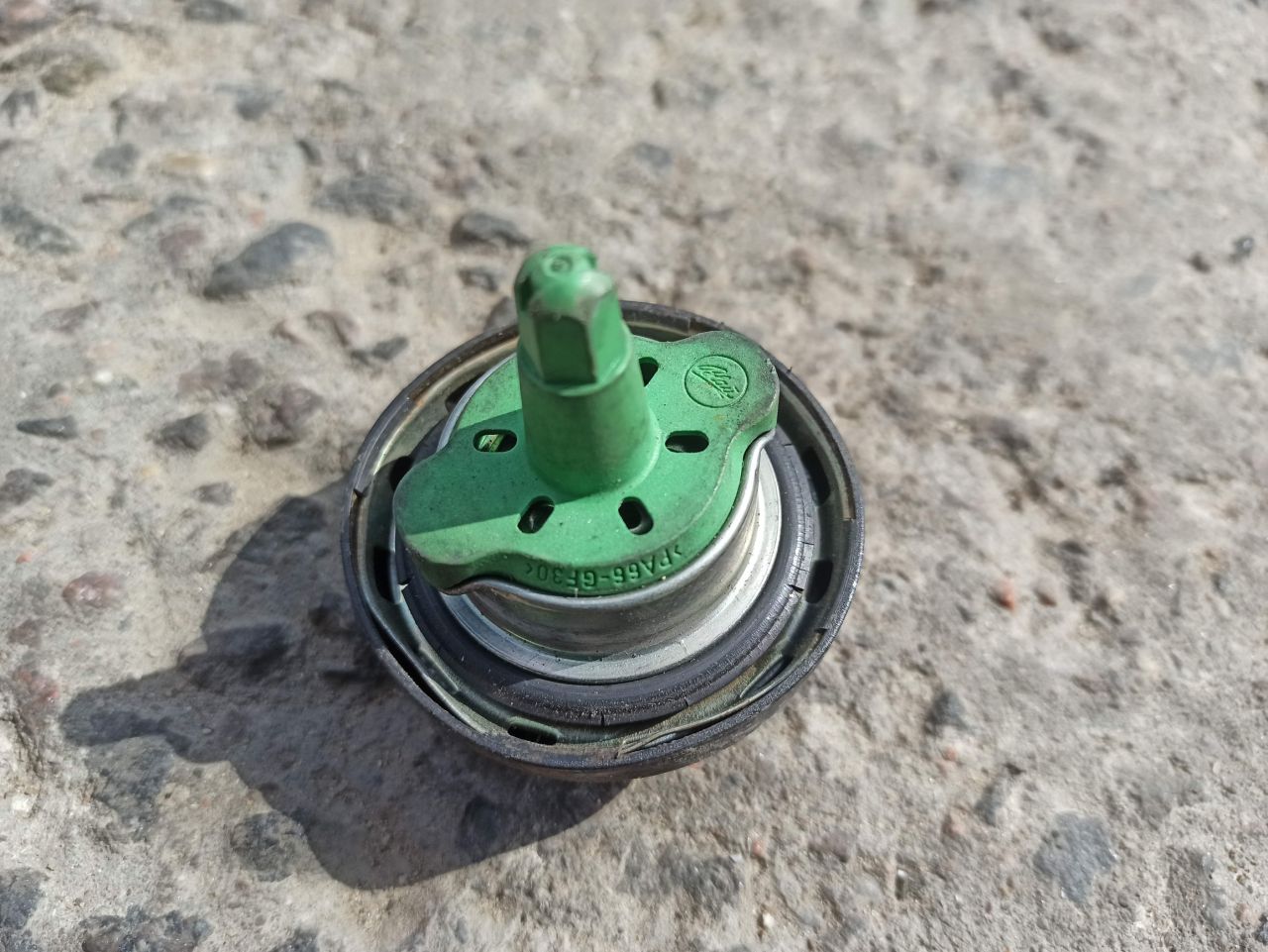 пробка топливного бака Mini Cooper 1 поколение 2001, 1.6 л., W10 B16 A, бензин, АКПП, красный, хетчбэк 5 дв. - фото №1