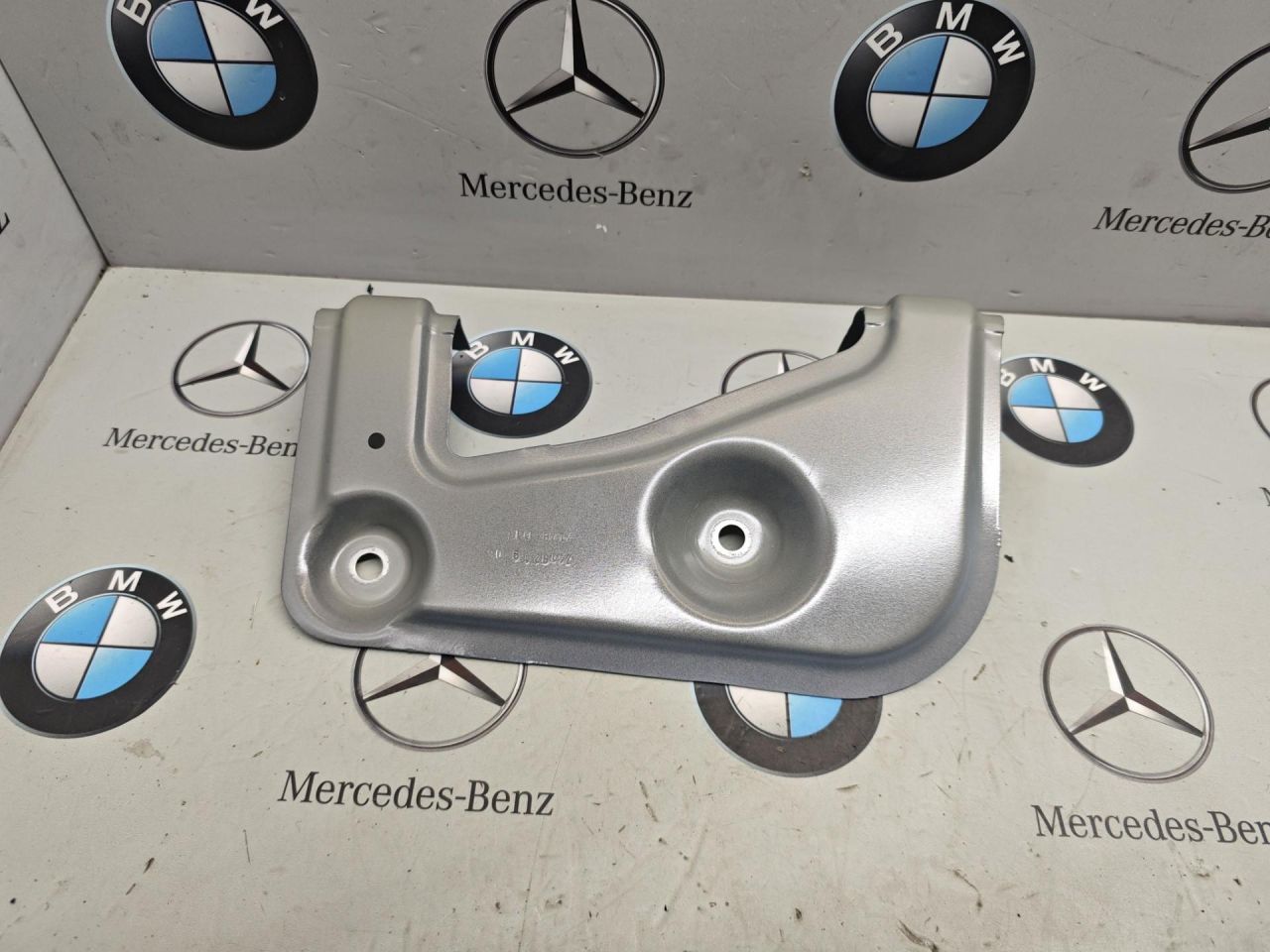 наружнее крепление крыла левого BMW 2023, 3.0 л., бензин, c4p, 7418219 - фото №1