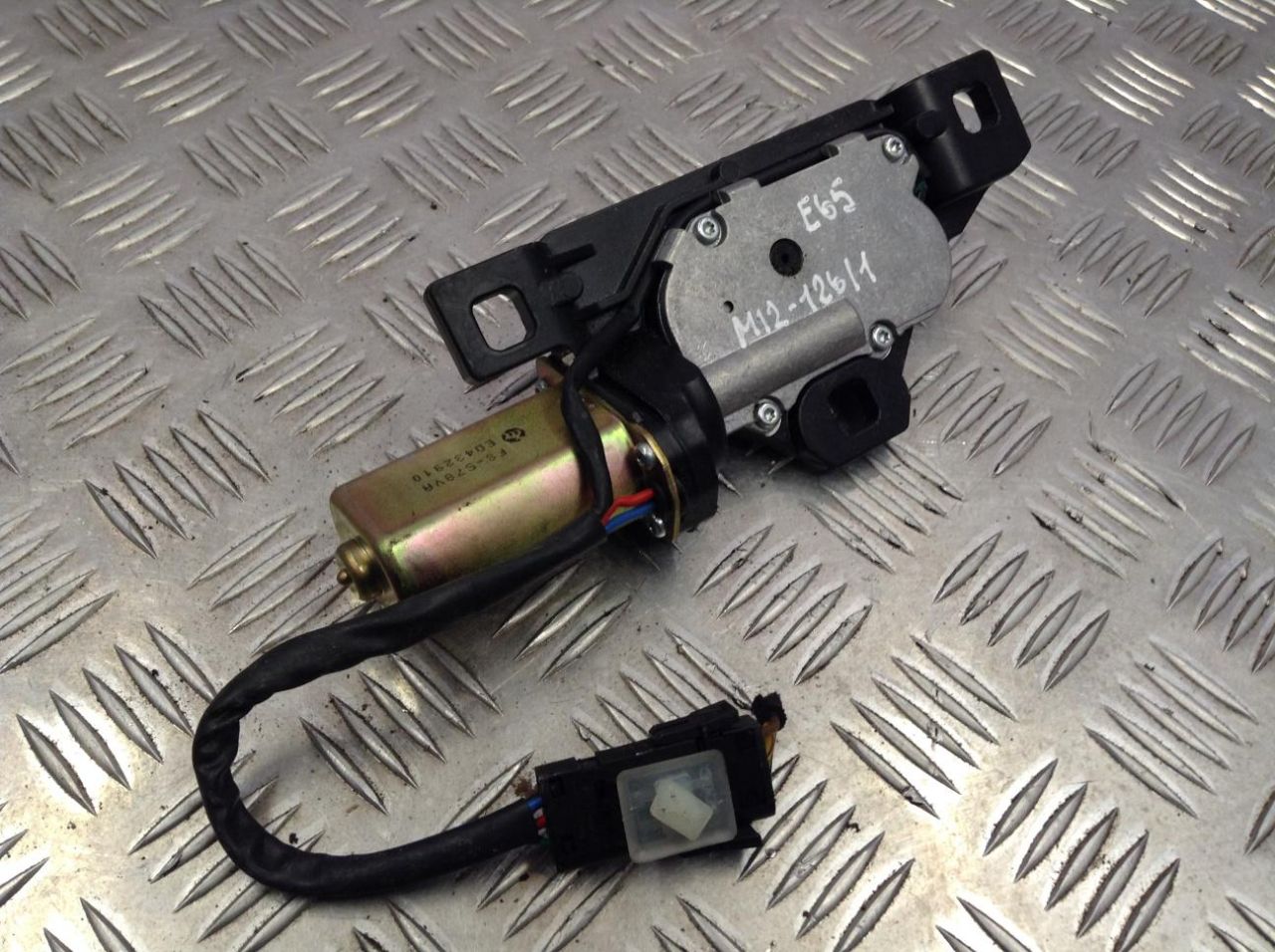 активатор замка багажника BMW 7 серия E65/E66/E67 2003, 4.4 л., бензин, АКПП, седан, 7014872 - фото №1