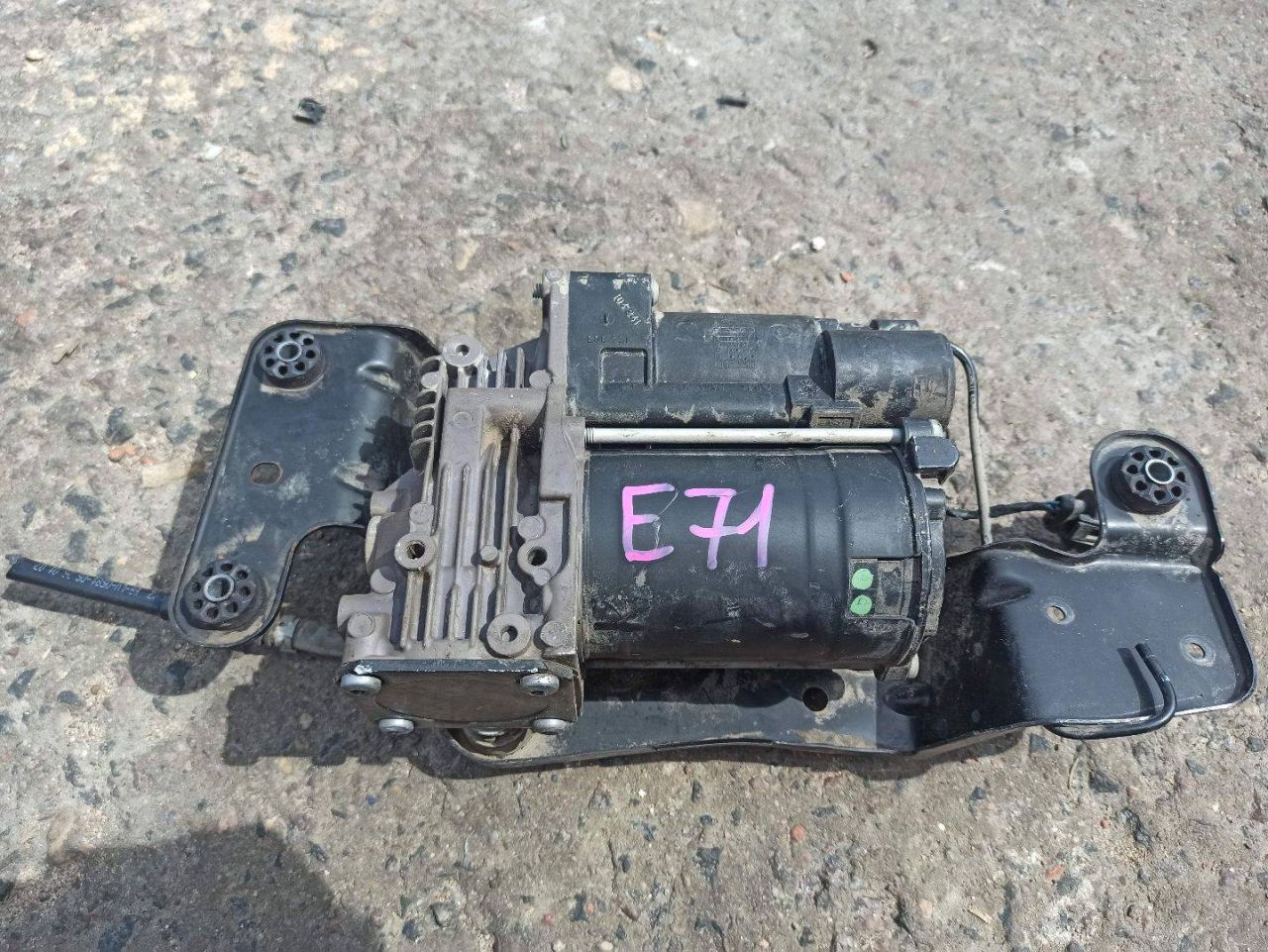 компрессор пневмоподвески BMW X6 E71/E72 (2007 - 2012) - фото №1