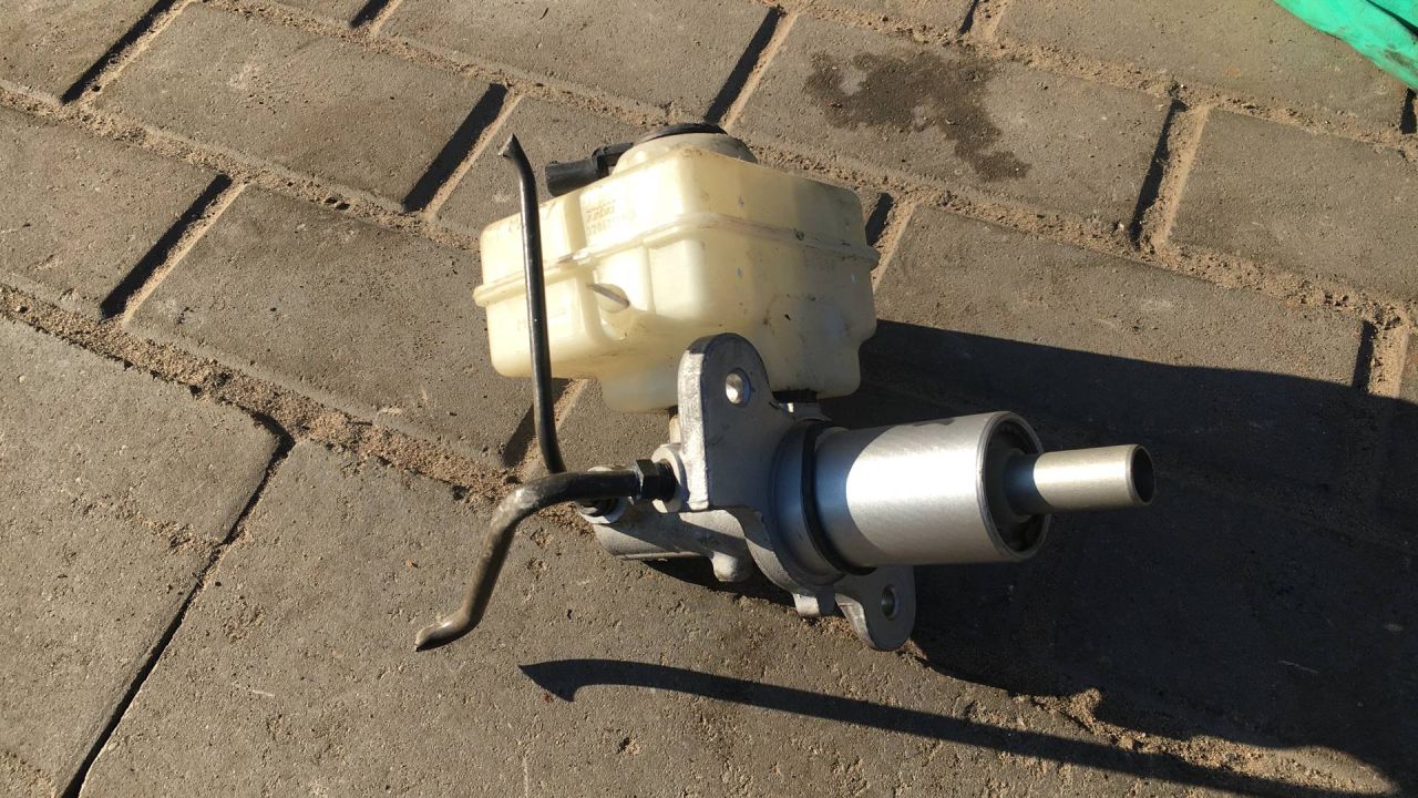 бачок тормозной жидкости BMW 5 серия E60/E61 2007, 2.0 л., N47 D20 A, дизель, АКПП, седан - фото №1