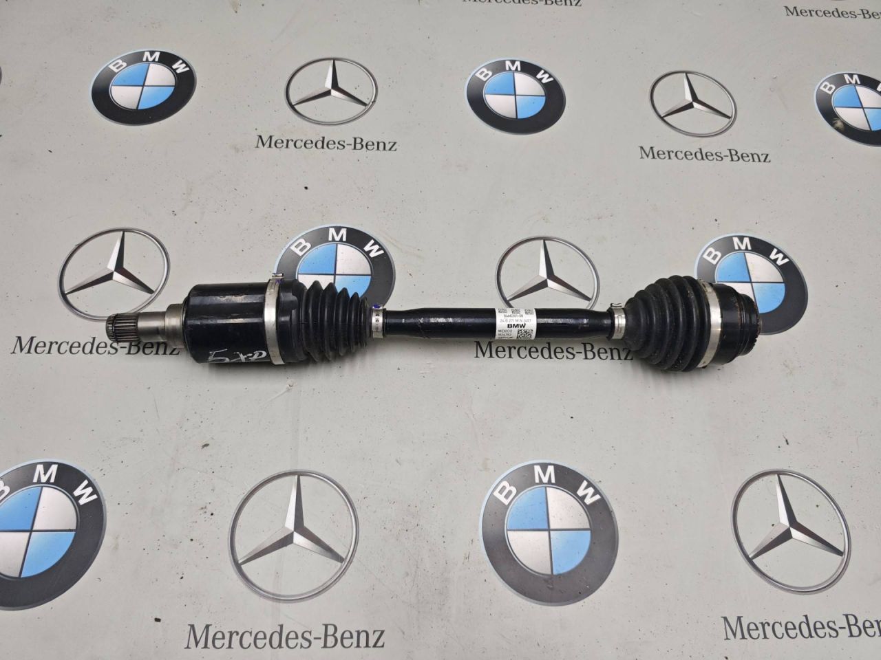 полуось передняя левая (приводной вал, ШРУС) BMW 2025, 3.0 л., бензин, 8486201 - фото №1