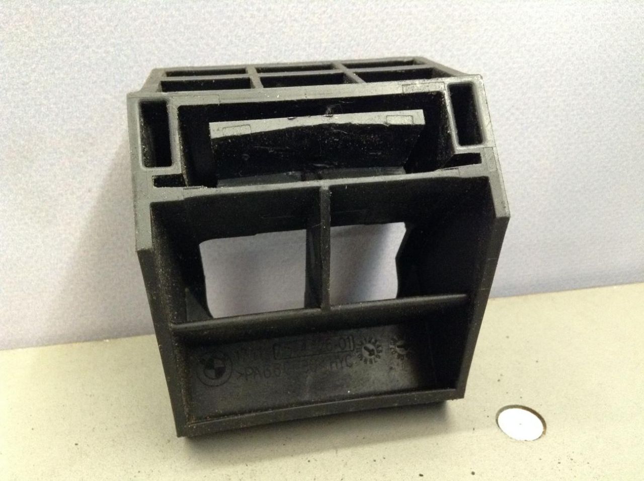 кронштейн радиатора BMW 5 серия E60/E61 2004, 2.5 л., бензин, МКПП, синий, универсал - фото №1