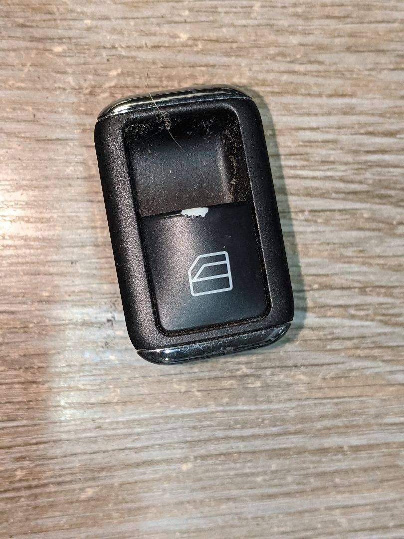 кнопка стеклоподъемника двери передней правой Mercedes-Benz C-Класс W204/S204 2009, 3.0 л., M 272.948, бензин, A2048707358 - фото №1