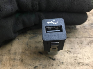 разъем AUX / USB BMW 2013, 2.0 л., N47 D20 D, дизель, МКПП, седан, задний привод, 9237656