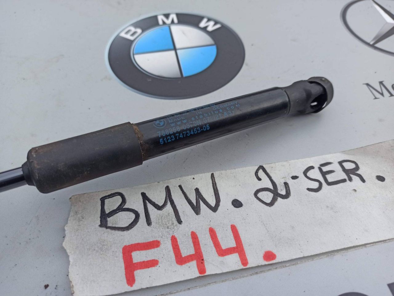 амортизатор капота BMW 2 серия F44 2020, 2.0 л., бензин, хетчбэк 5 дв., полный привод, 7473453 - фото №1