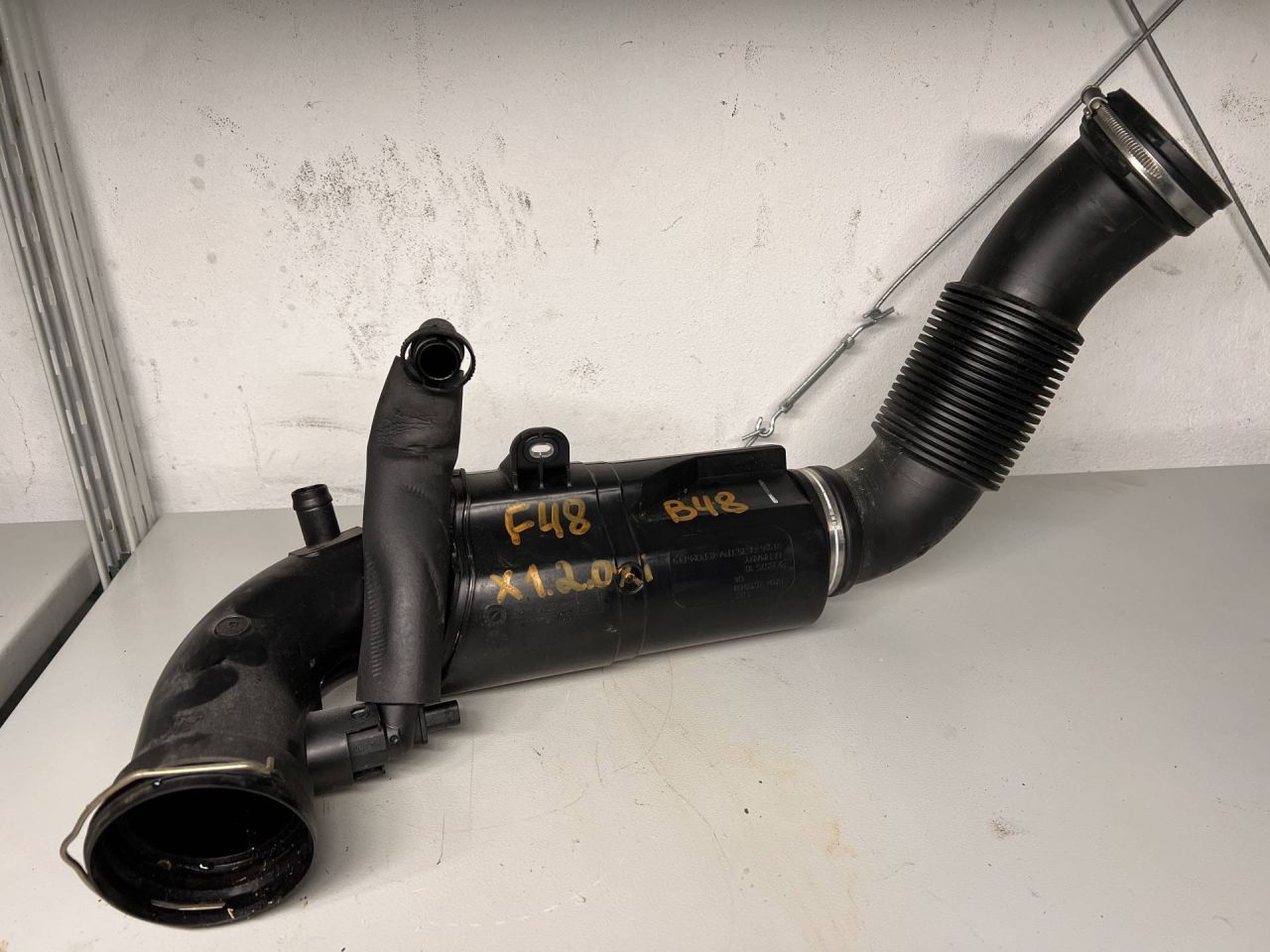 патрубок турбины BMW X1 F48 2018, 2.0 л., бензин, 7619268 - фото №1