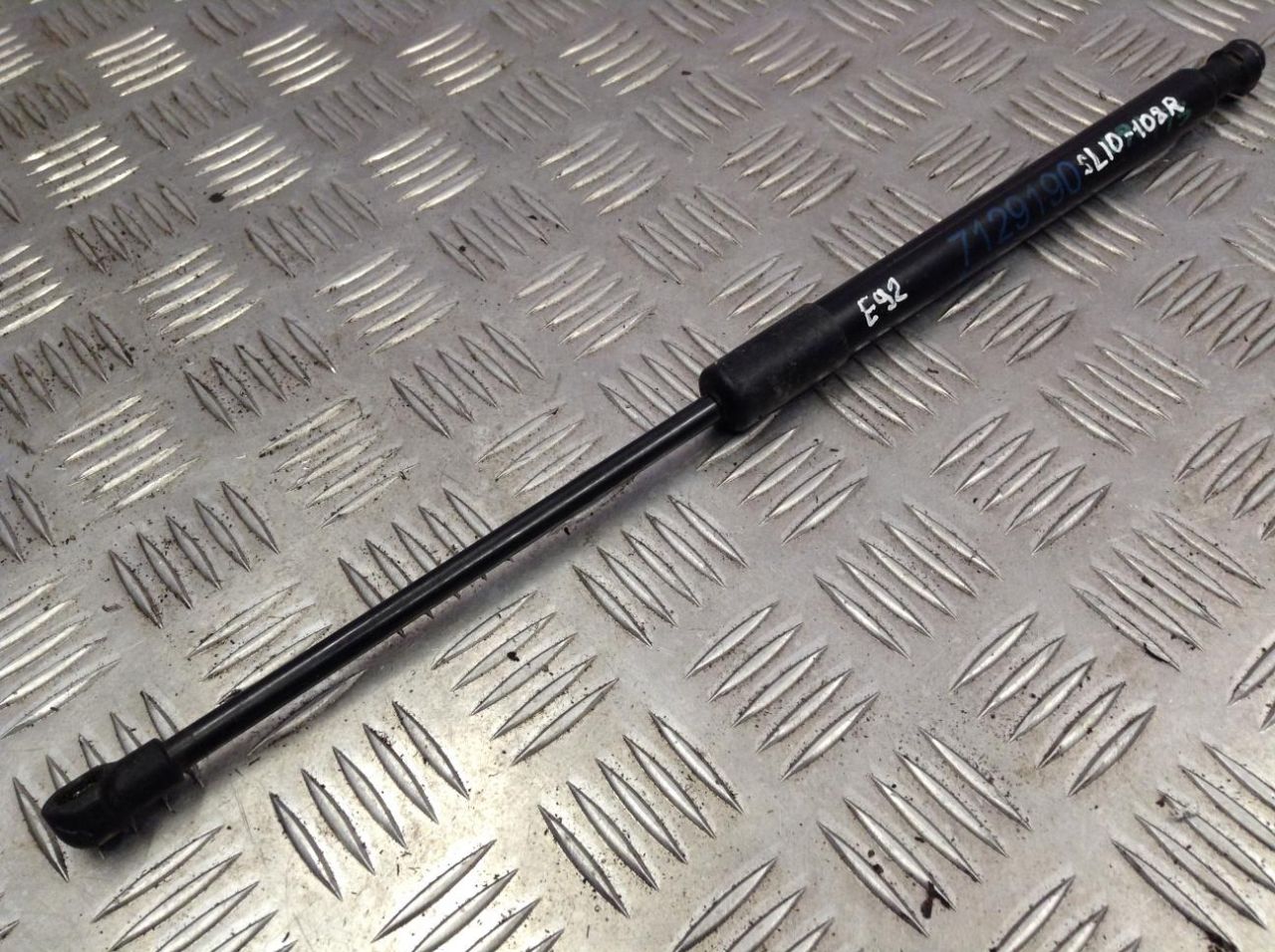 амортизатор капота BMW 3 серия E90/E91/E92/E93 2007, 2.5 л., N52 B25 A, бензин, АКПП, купе - фото №1