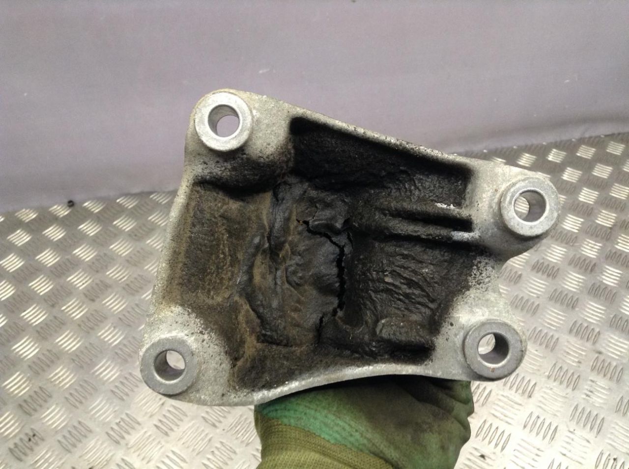 кронштейн двигателя BMW 2016, 1.5 л., B38 B15 A, бензин, АКПП, хетчбэк 5 дв., 6859416 - фото №1
