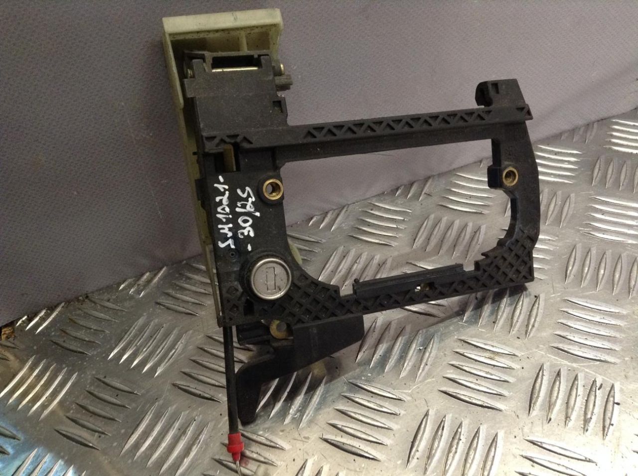 скелет ручки двери передней правой BMW 5 серия E39 2000, 3.0 л., АКПП, седан - фото №1