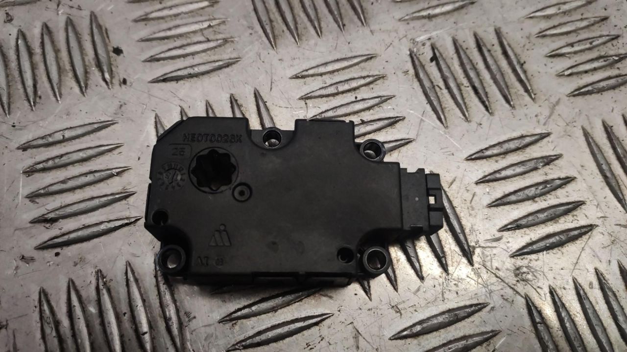 моторчик заслонки печки Mercedes-Benz C-Класс W205/S205/C205 2015, 2.0 л., M 274.920, бензин, АКПП, седан, правый руль - фото №1