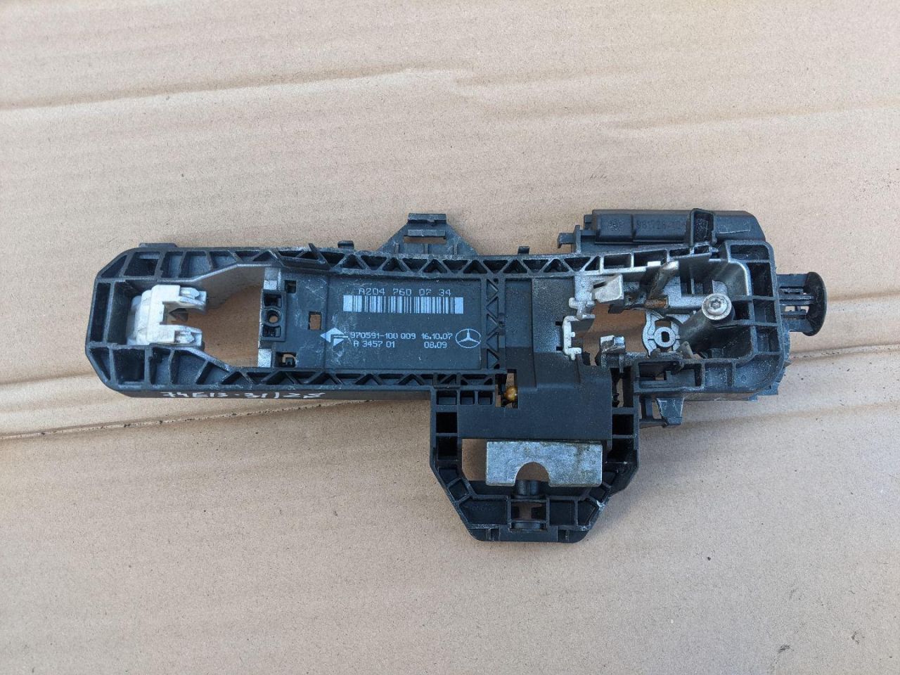 скелет ручки двери задней левой Mercedes-Benz C-Класс W204/S204 2008, 2.1 л., дизель, МКПП, серебро, седан, 2047600734, A2047600734 - фото №1