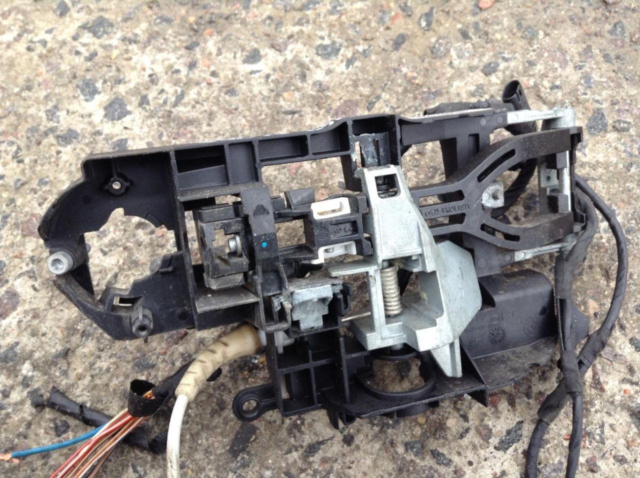 скелет ручки двери задней левой BMW 7 серия F01/F02 2009, 3.0 л., N54 B30 A, бензин, АКПП, седан, X3718722709 - фото №1