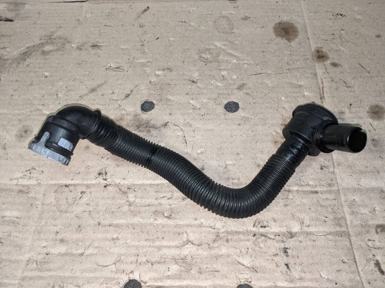 трубка системы рециркуляции EGR BMW 5 серия E60/E61 2007, 3.0 л., N54 B30 A, бензин, АКПП, белый, седан, задний привод, 13717600025, 7600025 - фото №1