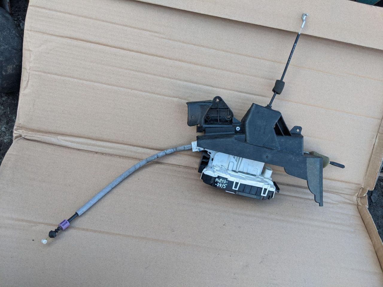 замок двери передней левой Mercedes-Benz C-Класс W204/S204 2008, 2.1 л., дизель, МКПП, серебро, седан, 2047201335, A2047201335 - фото №1