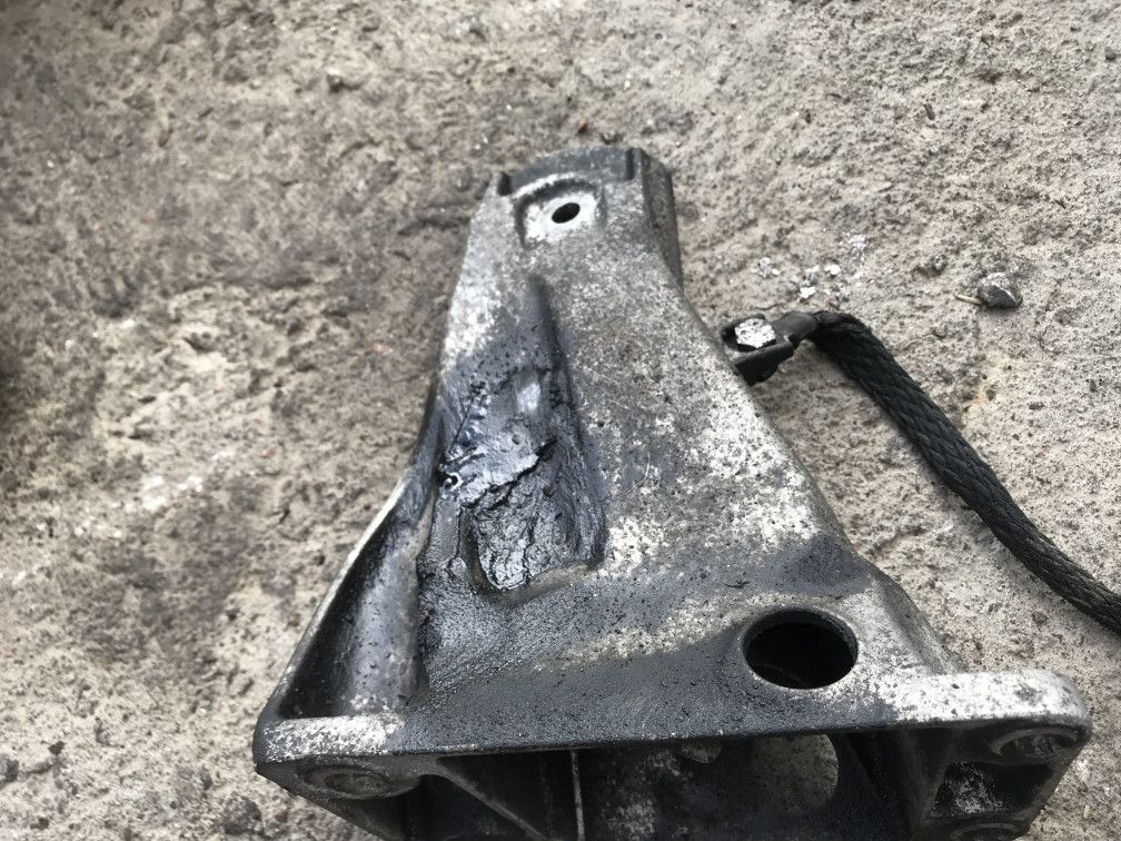 кронштейн двигателя BMW 5 серия E60/E61 2006, 3.0 л., дизель, АКПП, синий, седан, 73681310 - фото №1