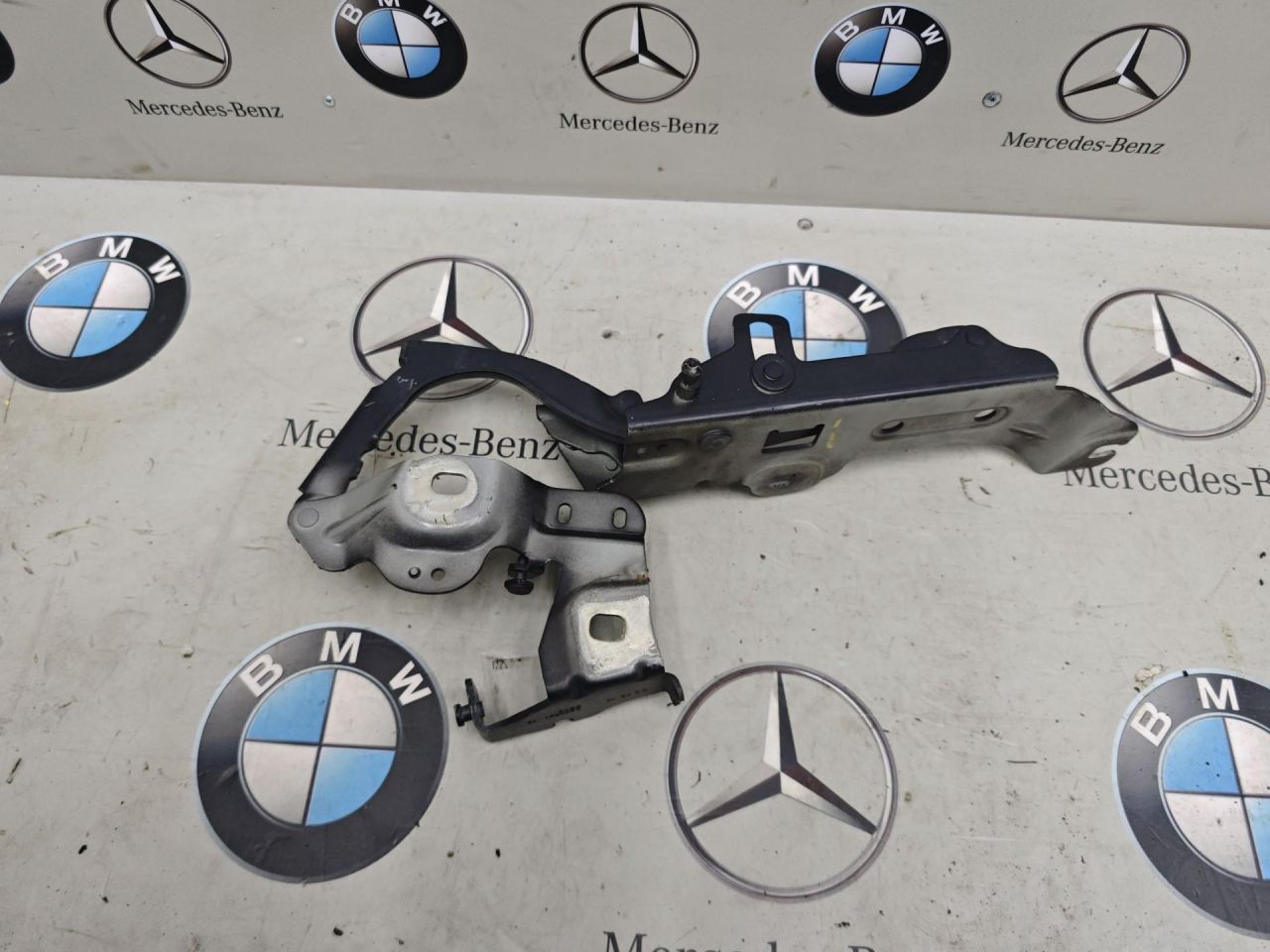 петля капота левая BMW 2 серия Active Tourer F45 2015, 2.0 л., бензин, 7300521 - фото №1