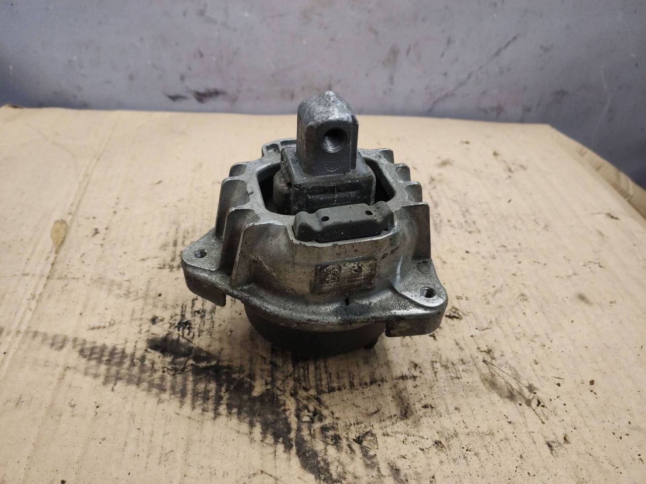 подушка крепления двигателя BMW 7 серия F01/F02 2011, 4.4 л., N63 B44 A, бензин, АКПП, черный, 6775906 - фото №1