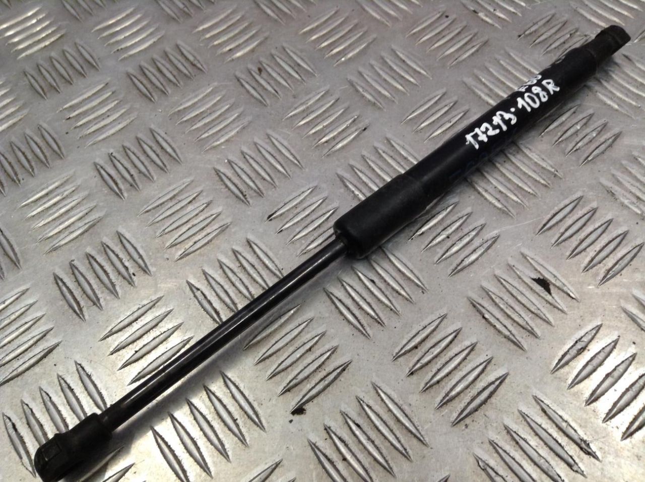 амортизатор капота BMW 5 серия E60/E61 2006, 3.0 л., АКПП, седан - фото №1