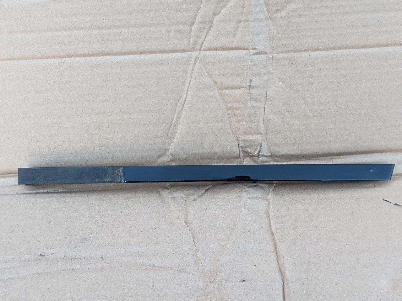 молдинг стекла Mercedes-Benz C-Класс W204/S204 2008, 2.1 л., дизель, МКПП, серебро, седан, 3047300109, A2047300109 - фото №1