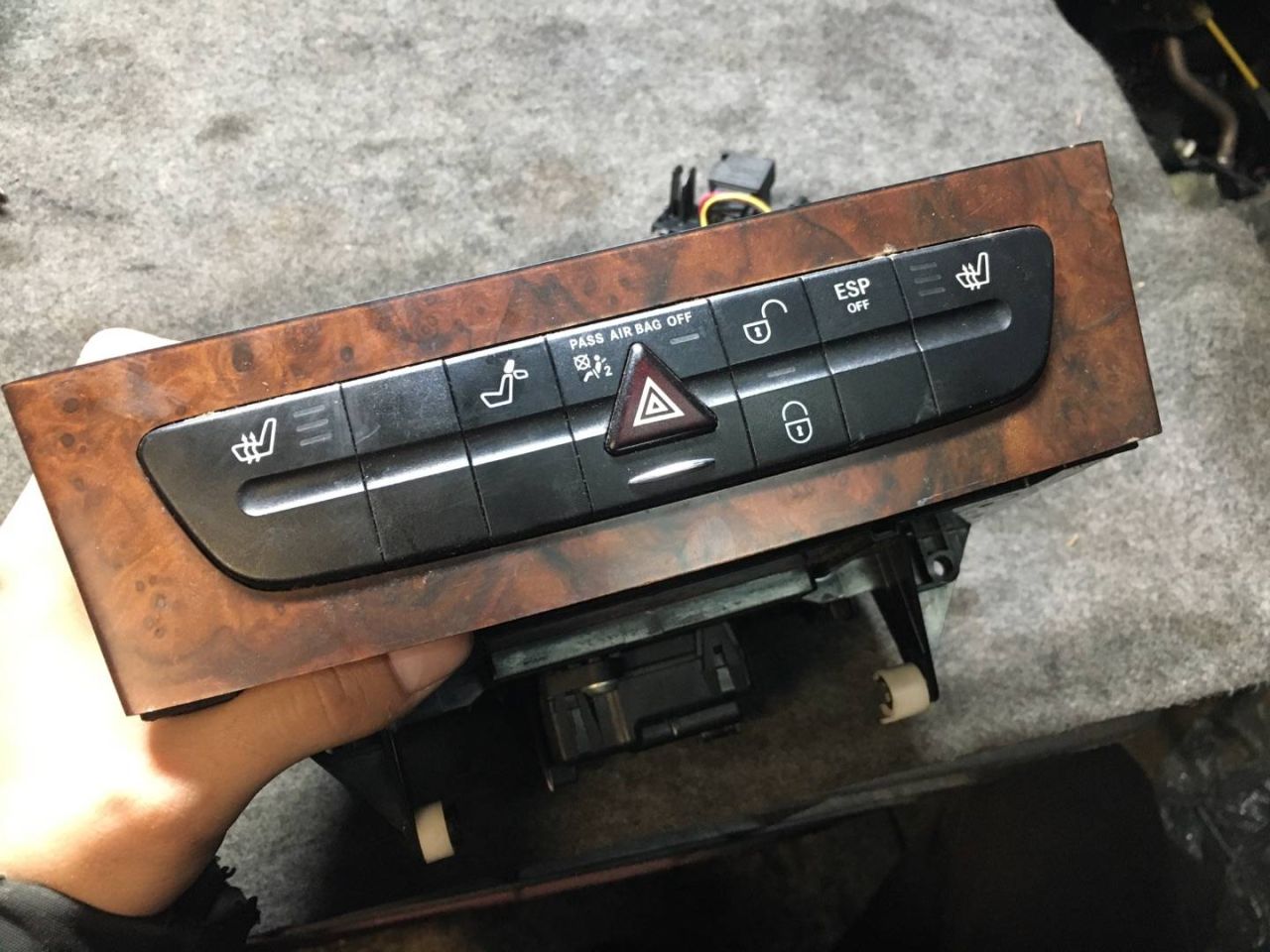 кнопка (выключатель) Mercedes-Benz CLS-Класс C219 2005, 3.0 л., OM 642.920, дизель, АКПП, черный, купе, A2116800552 - фото №1