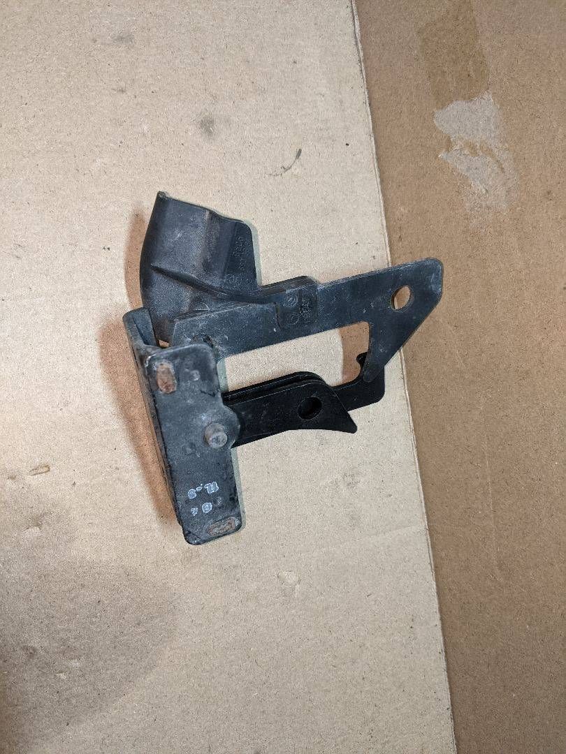 захватный крюк капота Mercedes-Benz C-Класс W204/S204 2009, 3.0 л., M 272.948, бензин, A2048800064 - фото №1