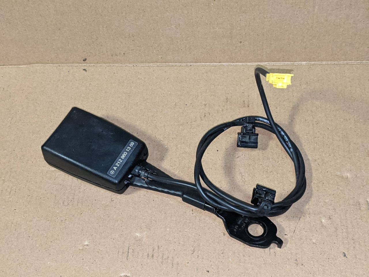 замок ремня безопасности Mercedes-Benz E-Класс W212/S212/C207/A207 2010, 2.2 л., дизель, АКПП, седан, задний привод, правый руль, A2128601369 - фото №1