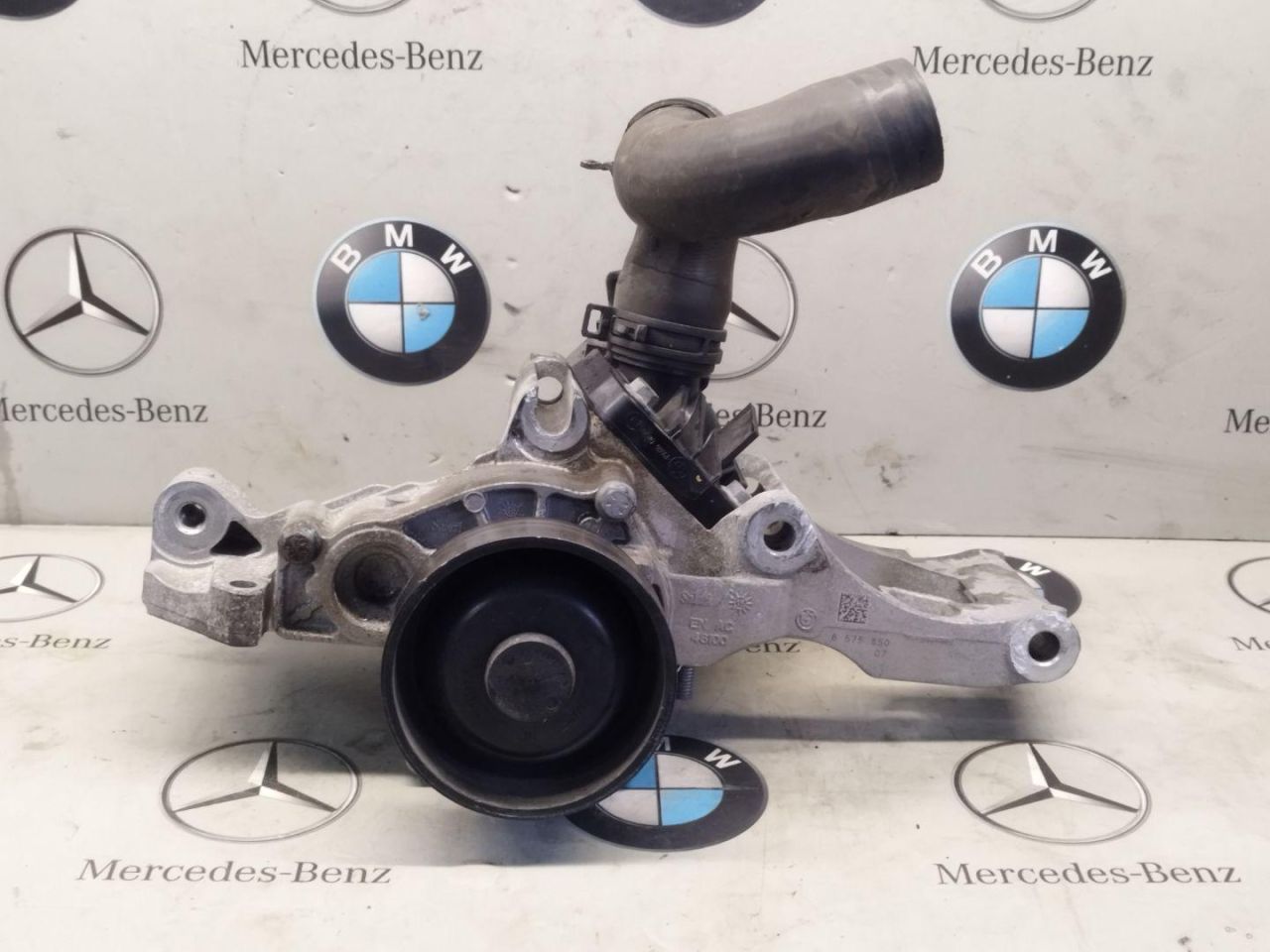 помпа BMW 2 серия Active Tourer F45 2016, 2.0 л., B47 C20 A, дизель, 8575850 - фото №1