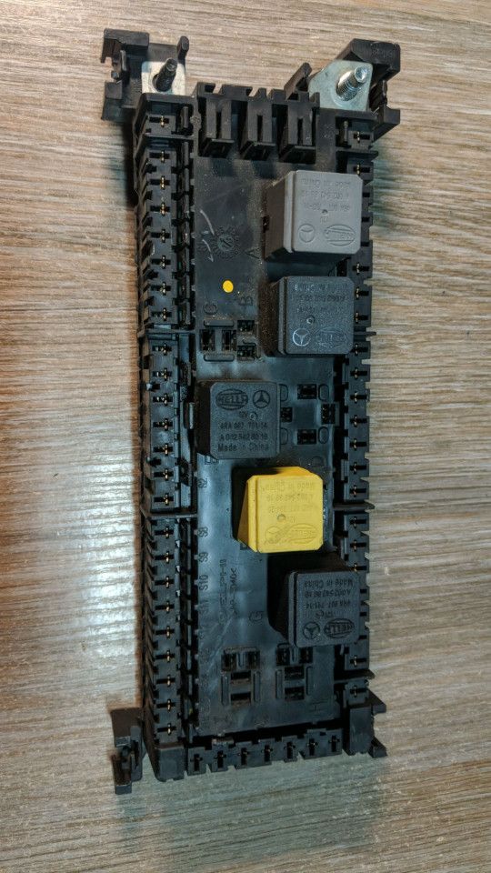 блок предохранителей Mercedes-Benz GL-Класс X166 2013, 3.0 л., OM 642.826, дизель, АКПП, коричневый, внедорожник 5 дв., A1669063901, 1669063901 - фото №1