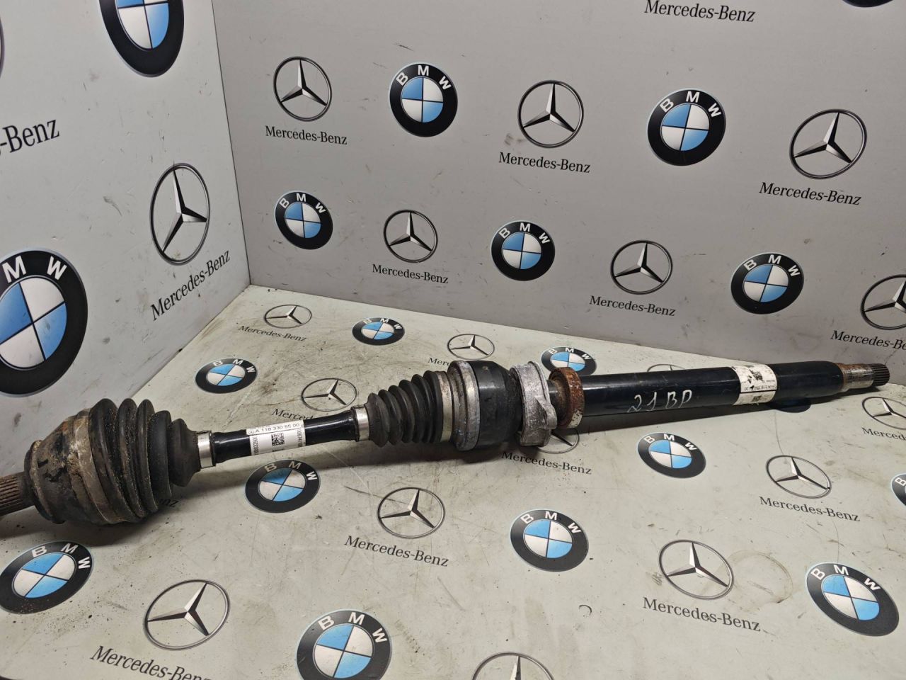 полуось передняя правая (приводной вал, ШРУС) Mercedes-Benz GLB-Класс 1 поколение 2022, бензин, задний привод, A1183305400, A1183305500 - фото №1