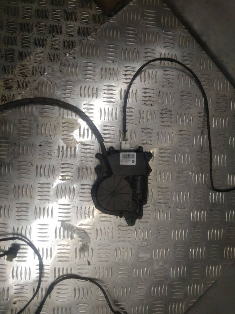 активатор замка багажника BMW 2011, 51247211168 - фото №1