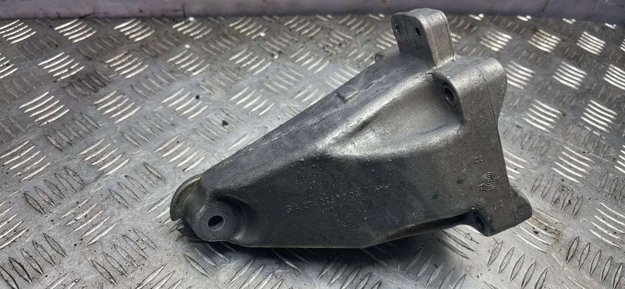 кронштейн двигателя Mercedes-Benz C-Класс W205/S205/C205 2016, 2.0 л., M 274.920, бензин, задний привод, A2742231004 - фото №1