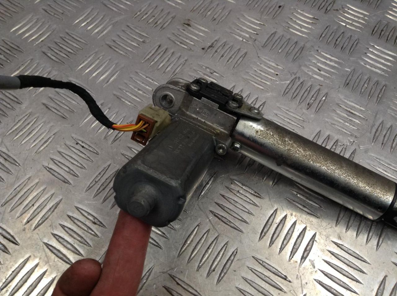 моторчик регулировки сиденья BMW 5 серия E60/E61 2005, 3.0 л., дизель, АКПП, седан, 8320447 - фото №1