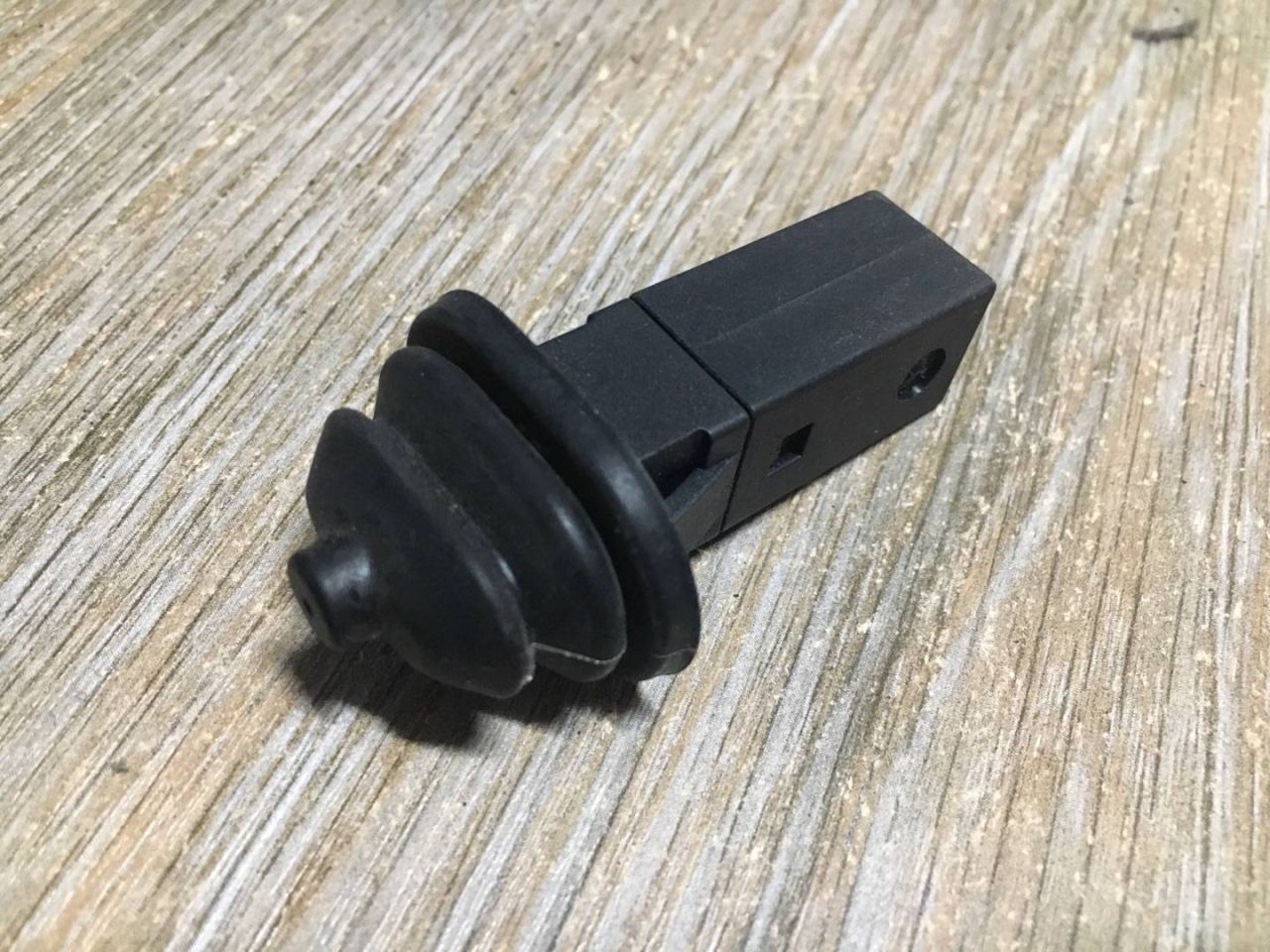 кнопка открытия лючка топливного бака BMW 7 серия F01/F02 2010, 4.4 л., дизель, АКПП, седан, 51178228939, 8228939 - фото №1