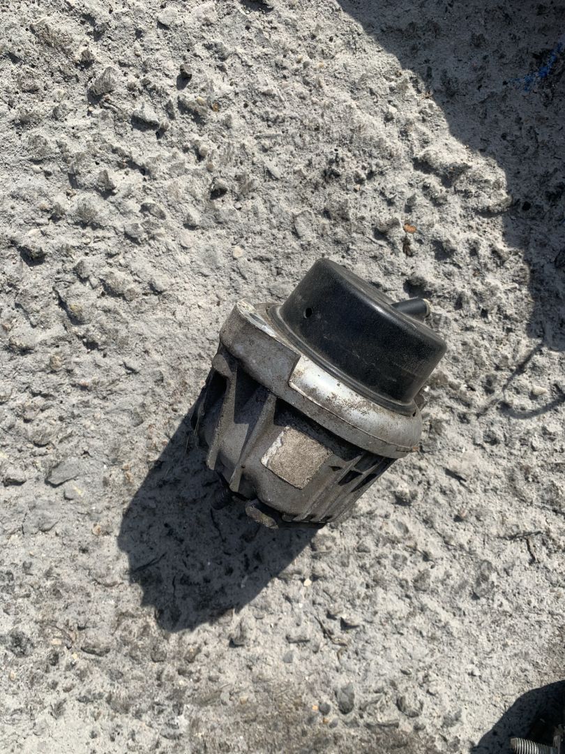 подушка крепления двигателя BMW 2008, 2.0 л., N43 B20 A, бензин, АКПП, синий, хетчбэк 5 дв. - фото №1