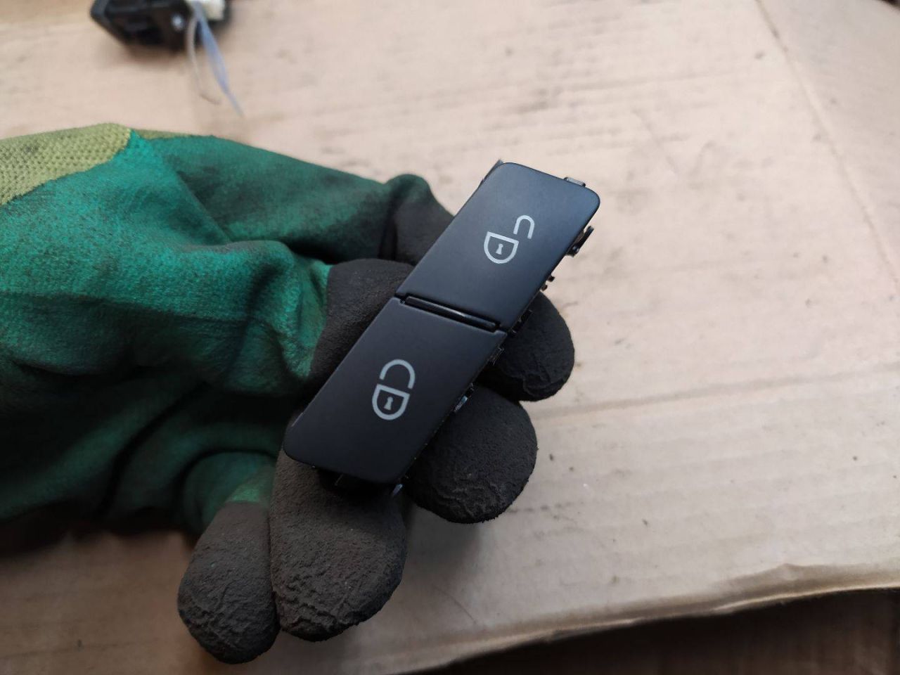 кнопка центрального замка Mercedes-Benz M-Класс W166 2012, 2.1 л., дизель, АКПП, внедорожник 5 дв., A2049058502, 2049058502 - фото №1