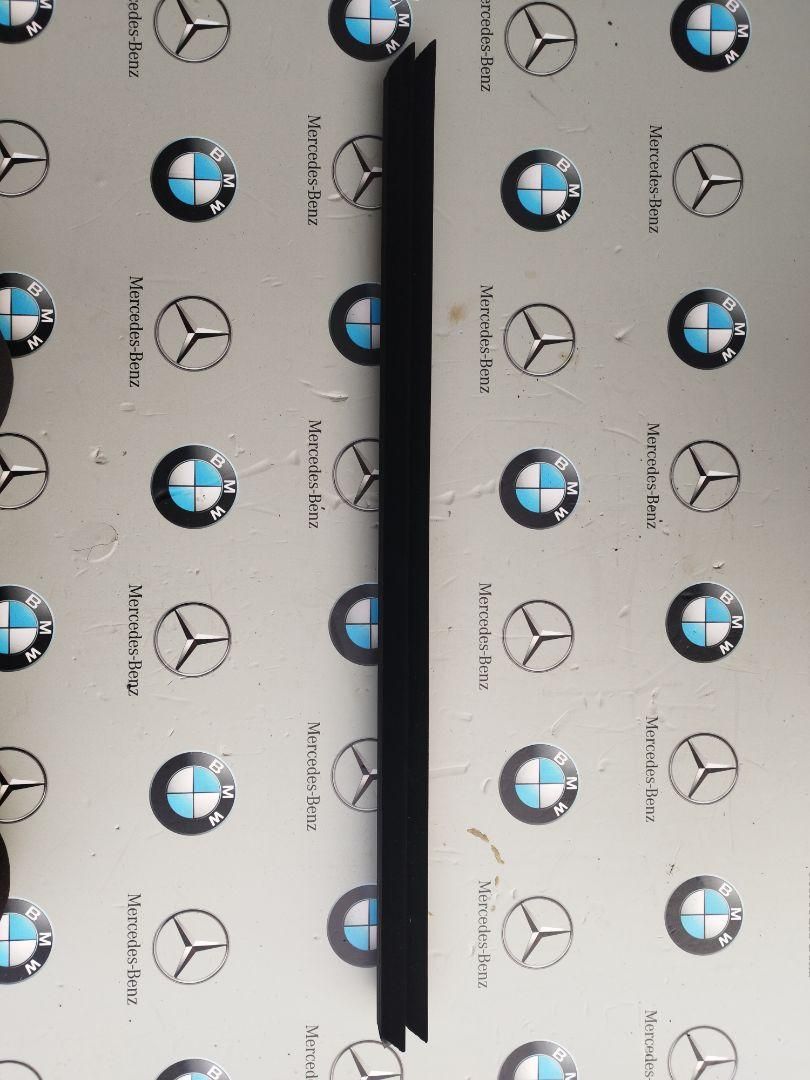 молдинг двери передней правой BMW 2023, 2.0 л., бензин, 416, 7393417 - фото №1