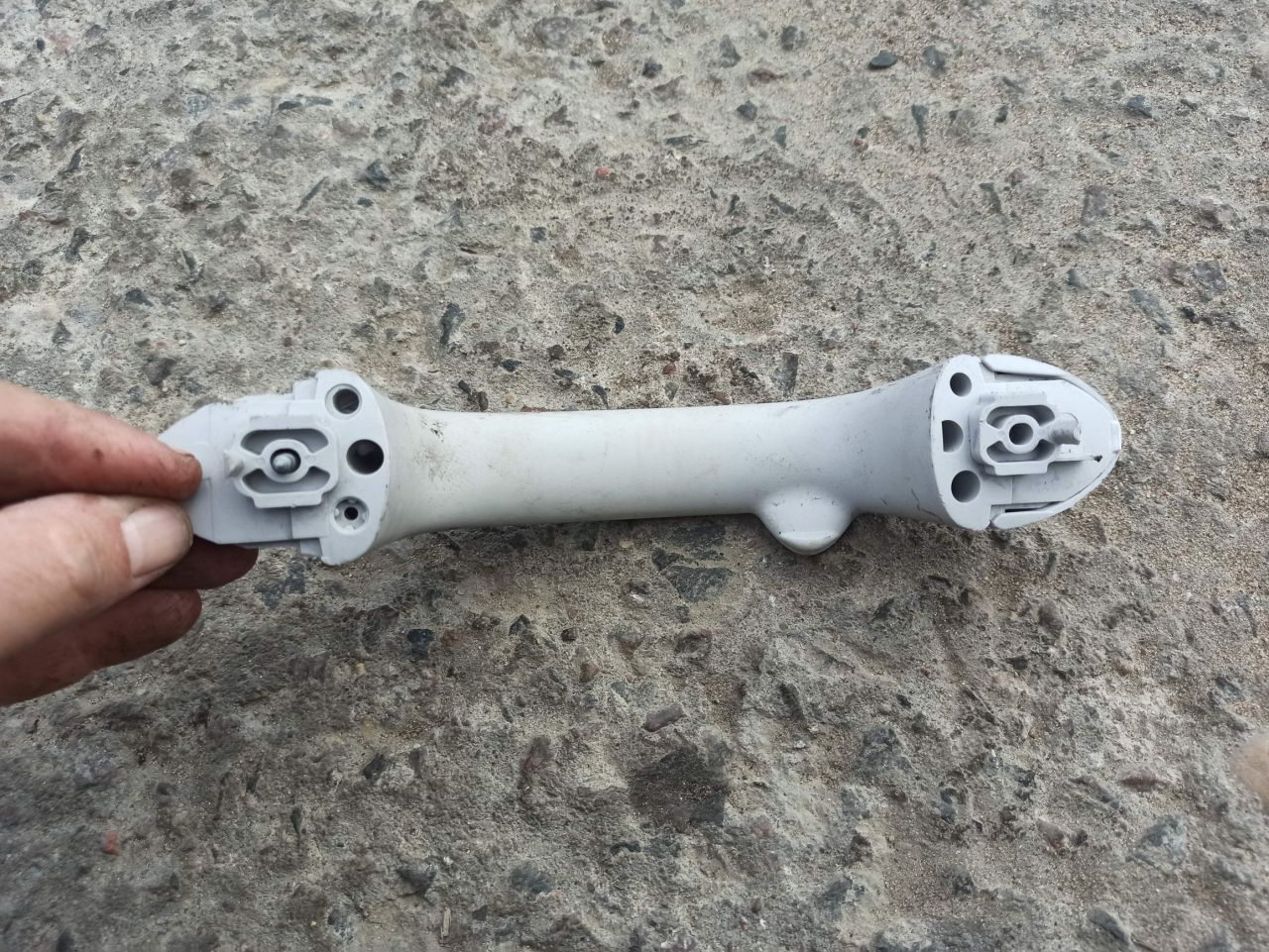 ручка внутренняя потолочная Mini Cooper 1 поколение 2001, 1.6 л., W10 B16 A, бензин, АКПП, красный, хетчбэк 5 дв. - фото №1