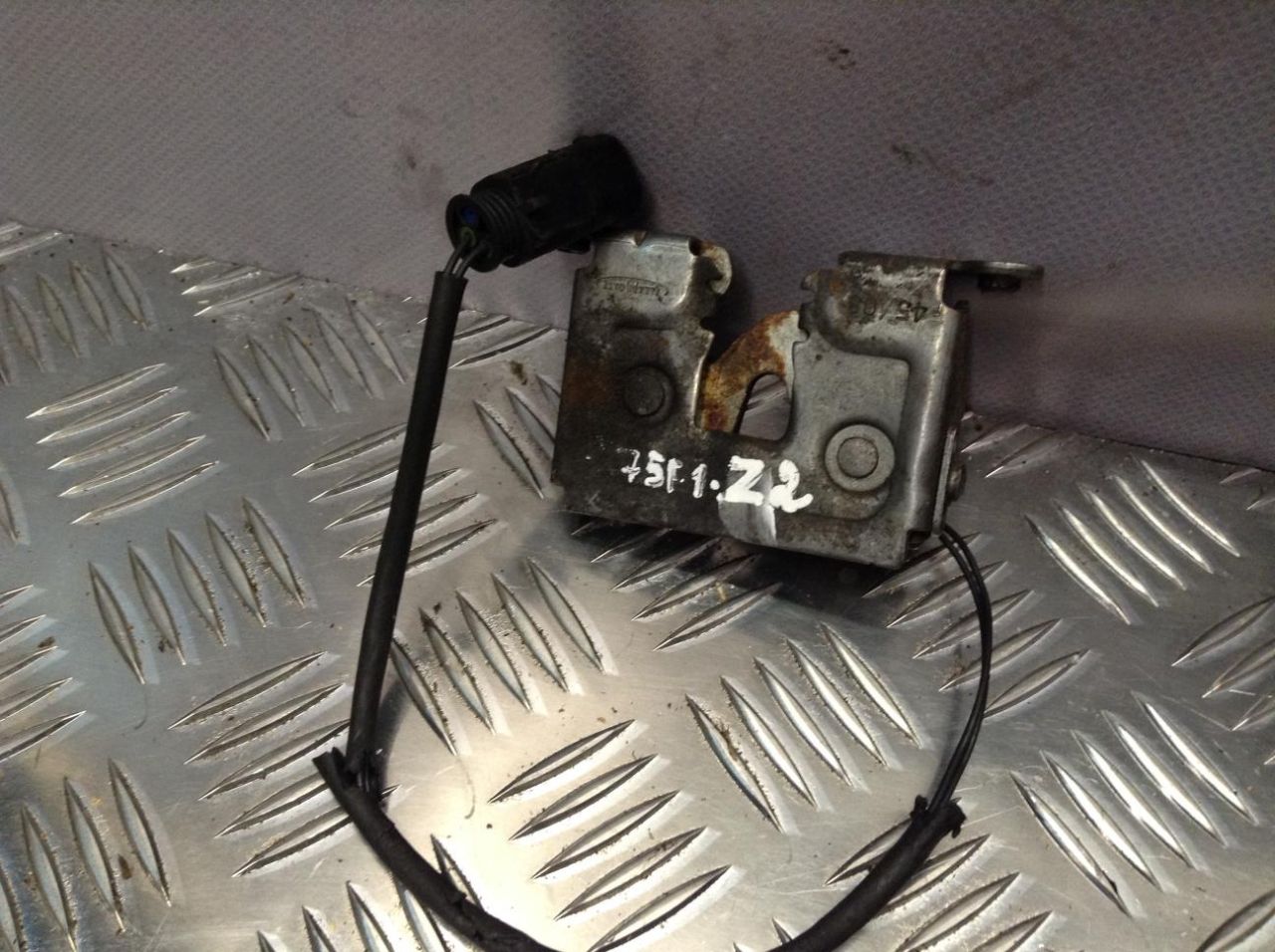 замок капота BMW X5 E70 2008, 3.0 л., N52 B30 AF, бензин, АКПП, внедорожник 5 дв. - фото №1