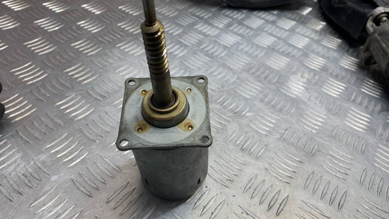 моторчик VVT (эксцентрикового вала) BMW X5 E70 2008, 4.0 л., N62 B40 A, бензин, 7548389 - фото №1