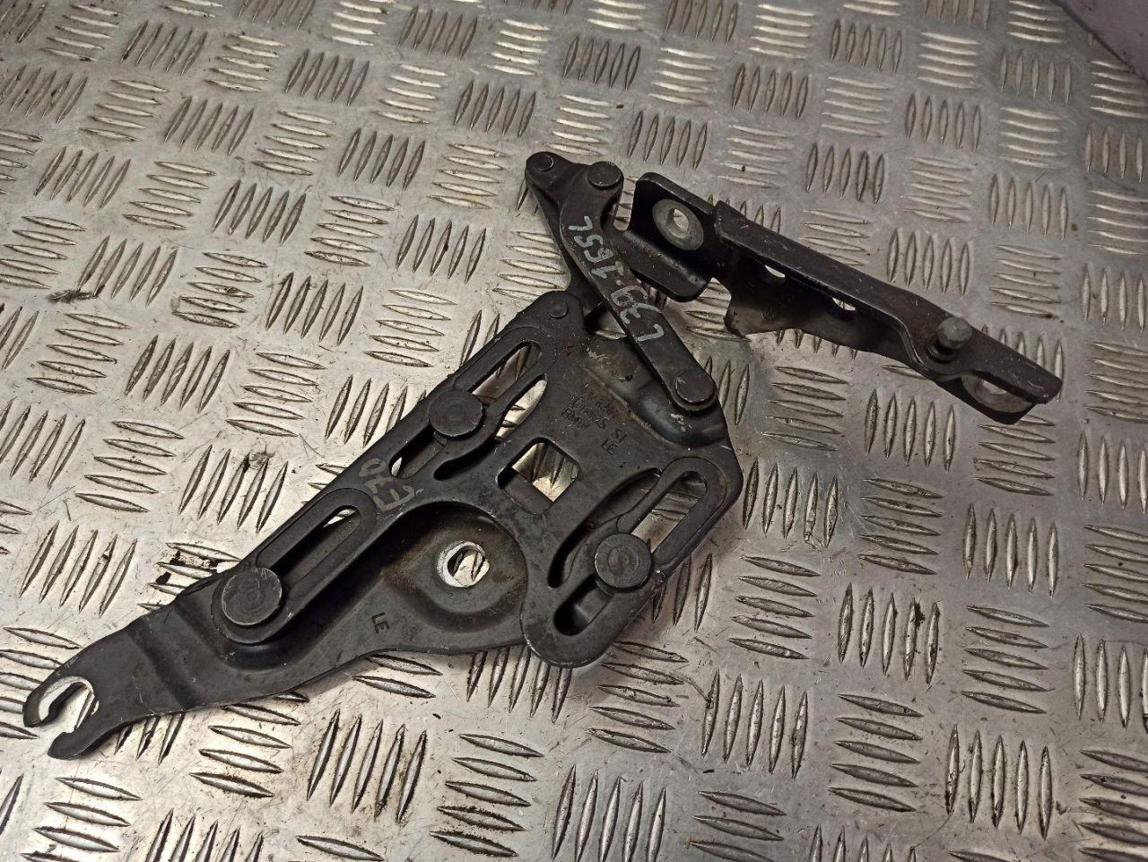 петля капота левая BMW X5 E70 2008, 3.0 л., дизель, АКПП, внедорожник 5 дв., 7148347 - фото №1