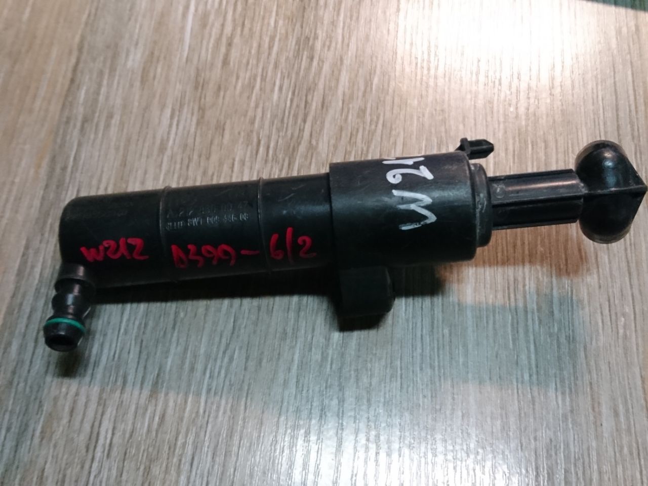 форсунка омывателя фары правая Mercedes-Benz E-Класс W212/S212/C207/A207 2012, 2.1 л., OM 651.924, дизель, АКПП, темно-серый, седан, A2128600047, 8WT009446-08 - фото №1