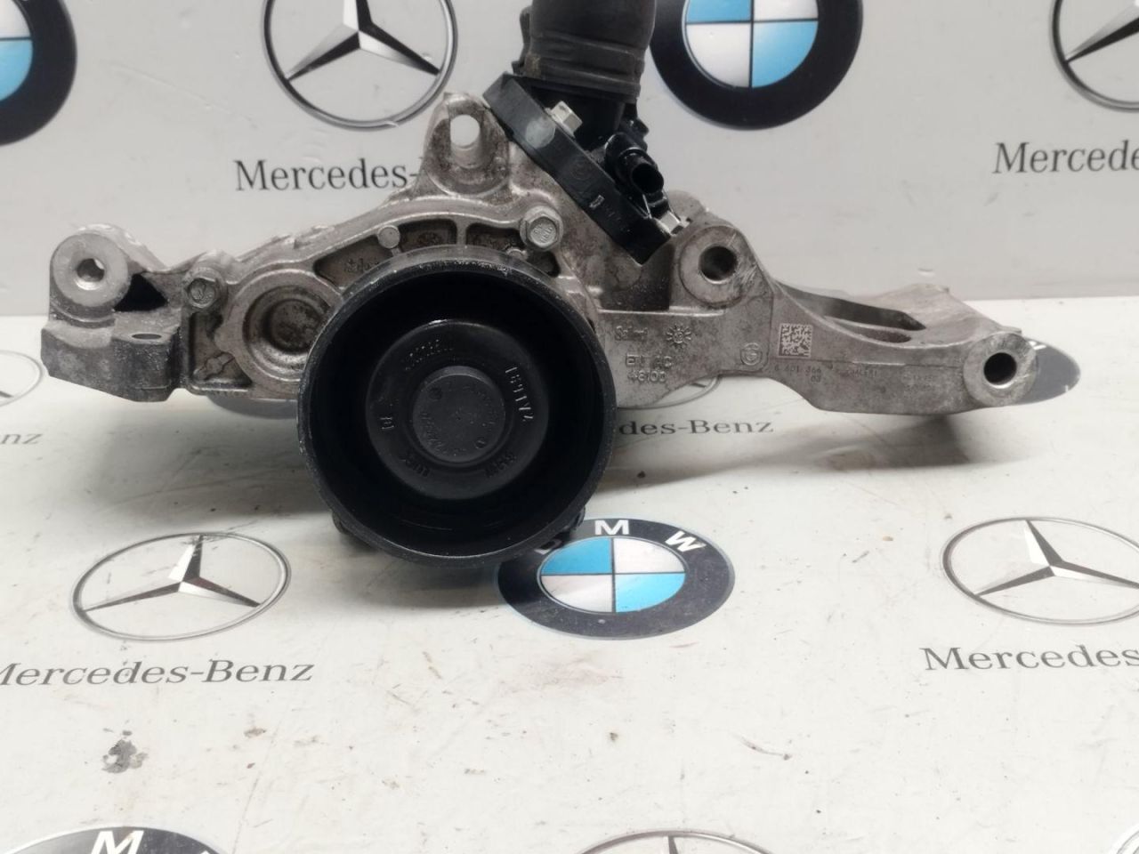 помпа BMW 2 серия Active Tourer F45 2015, 2.0 л., B48 A20 A, 8601366, 6118950 - фото №1