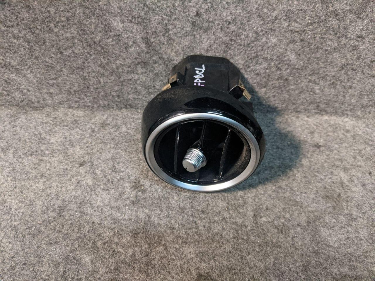 дефлектор обдува салона Mercedes-Benz C-Класс W205/S205/C205 2015, 2.1 л., дизель, АКПП, универсал, 2058300201, A2058300201 - фото №1