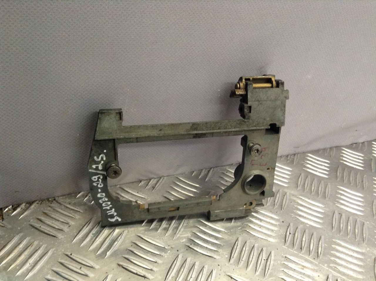 скелет ручки двери передней левой BMW 5 серия E39 1997, 2.0 л., АКПП, седан - фото №1