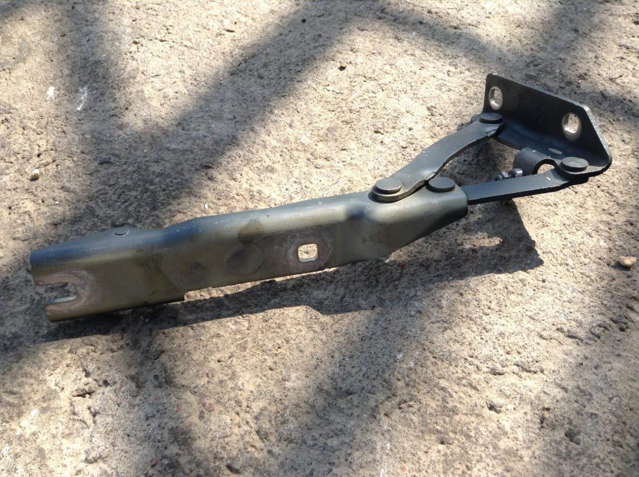 петля капота правая BMW 5 серия E60/E61 2006, 2.5 л., N52 B25 A, бензин, АКПП, универсал, 7008728 - фото №1