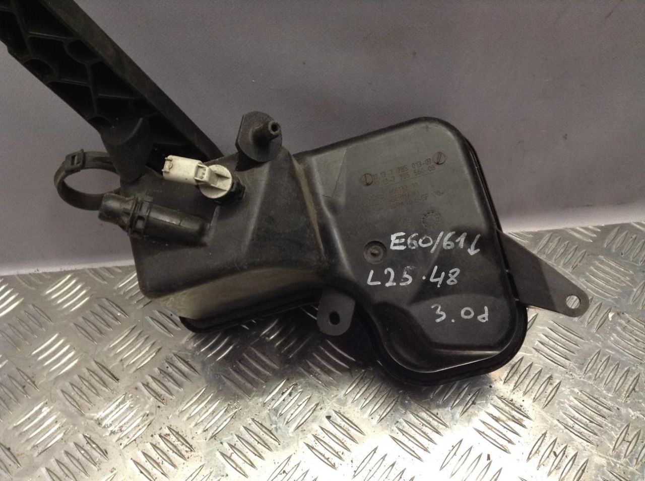 бачок расширительный BMW 5 серия E60/E61 2004, 3.0 л., дизель, АКПП, универсал, 7785013, 7785560 - фото №1