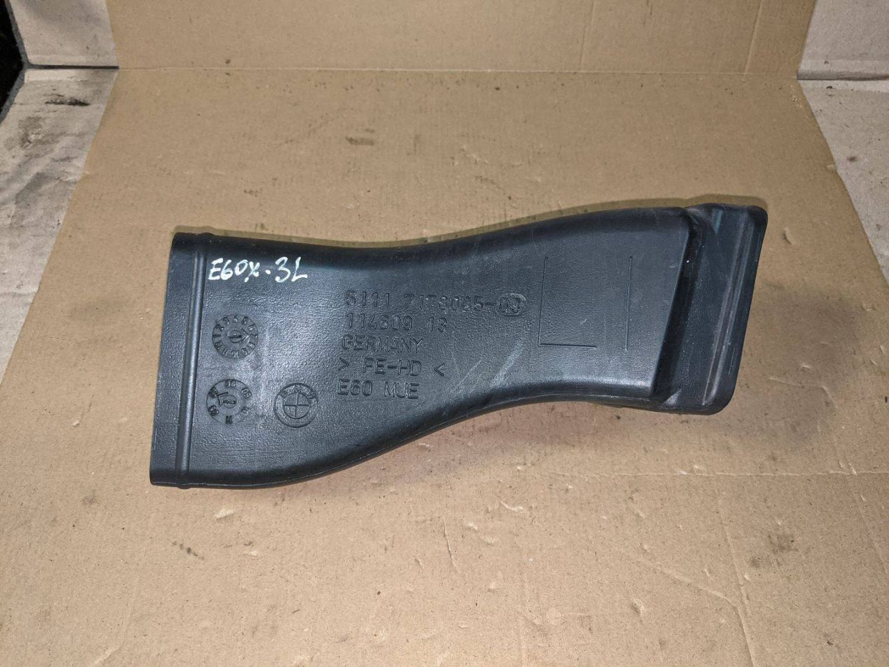 воздуховод (дефлектор) радиатора BMW 5 серия E60/E61 2007, 3.0 л., N54 B30 A, бензин, АКПП, белый, седан, задний привод, 51117178085 - фото №1