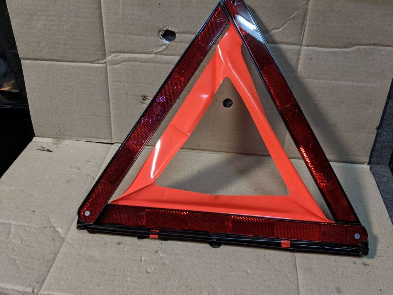 знак аварийной остановки Mercedes-Benz SLK-Класс R171 2006, 3.5 л., M 272.963, бензин, АКПП, серебристый, кабриолет, 1718900197, A1718900197 - фото №1