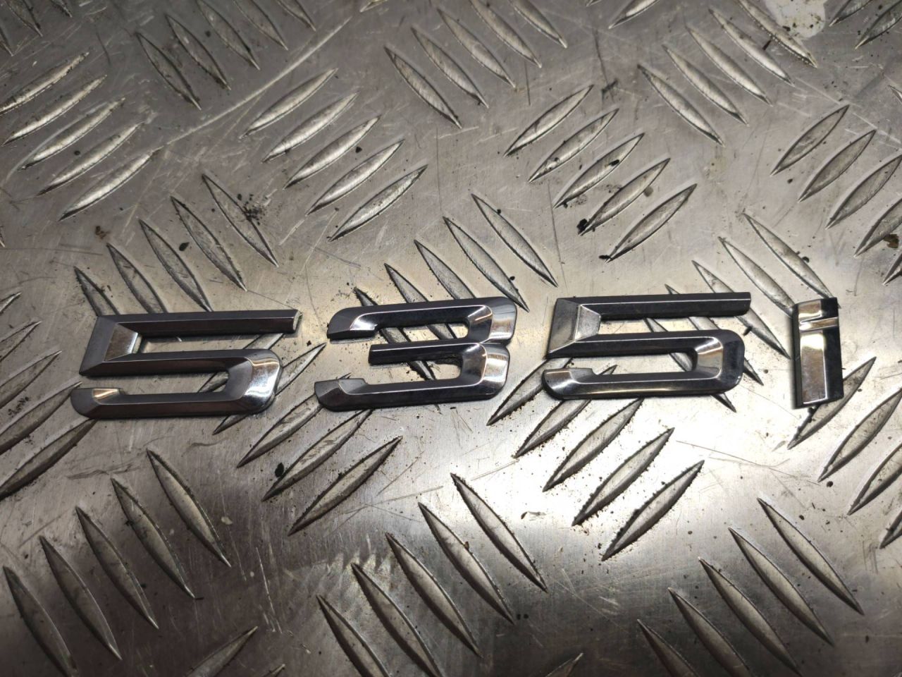 эмблема BMW 2010, 3.5 л., бензин - фото №1